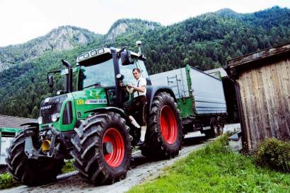 lippenof_zillertal_bauernhof_traktor_sommer.jpg