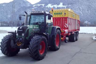 lippenof_zillertal_bauernhof_traktor_winter.jpg