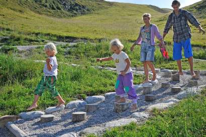 Gipfelbarfußweg-cWoergoetterfriends_erste_ferienregion_zillertal.jpg